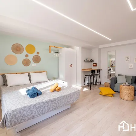 Roomaki - New & Stylish In The Center With Parking Apartment
